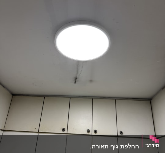 גוף תאורה LED עגול ודולק מותקן על קיר